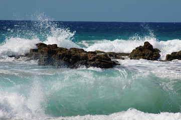 Fuerteventura eine Klippe am Strand umspült vom Meer