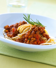 Spaghetti  mit Soße von Bolognese auf weißen Teller. Close up