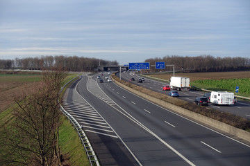 wenig Verkehr an einem Sonntag auf der Autobahn A61