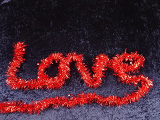 rote Glitzergirlande auf dunkelblauem Hintergrund