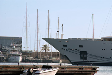 proa de yate en puerto de Tarragona (Epaña)