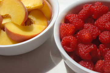 Frische Himbeeren und Pfirsich