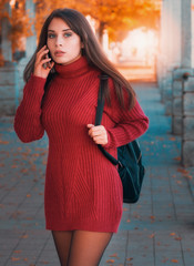 Fototapeta premium Una bella donna parla al telefono