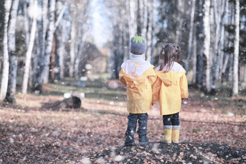 Fototapeta premium Kids walk in the park first snow