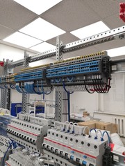 Installation of an electrical panel with difautomatics and automatic protection devices on a metal frame with flexible wires.wireless