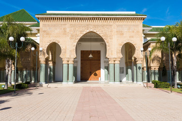 Obraz premium Traditional and typical moroccan architectural details. Mosque in Kenitra, Province West Chrarda Beni Hussein, Morocco. Construction detail, sunny day.