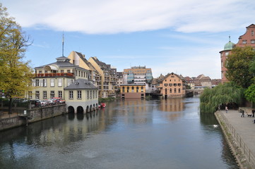 Fototapeta na wymiar canal in Strasbourg