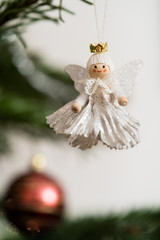 weißer Engel am Weihnachtsbaum