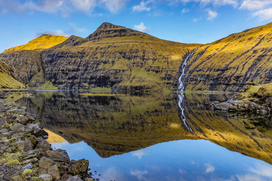 Ut a Lonna - the route from the village Saksun at Streymoy