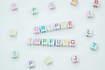 Grippe Impfung für Kinder auf weißem Hintergrund