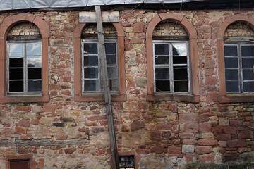 Teilansicht der ehemaligen Synagoge von Kirrweiler (Pfalz)