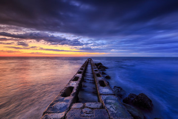 Pontile nel mare con un' alba fantastica, spiaggia di Duna Verde, Caorle, Veneto