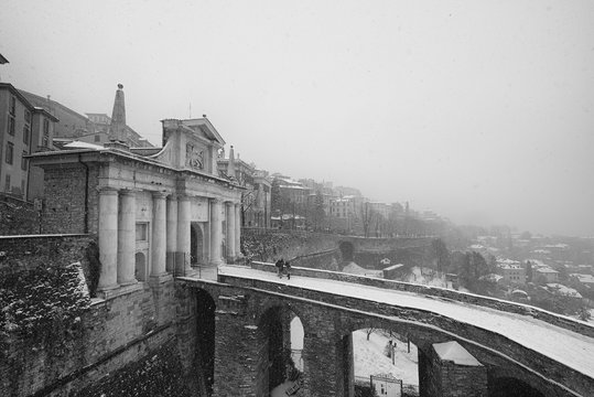 cade la neve