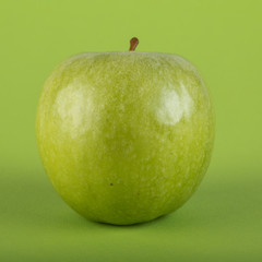 grüner Apfel mit grüner Hintergrund