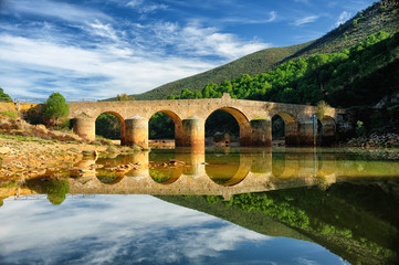 Fototapeta na wymiar Puente antiguo sobre río