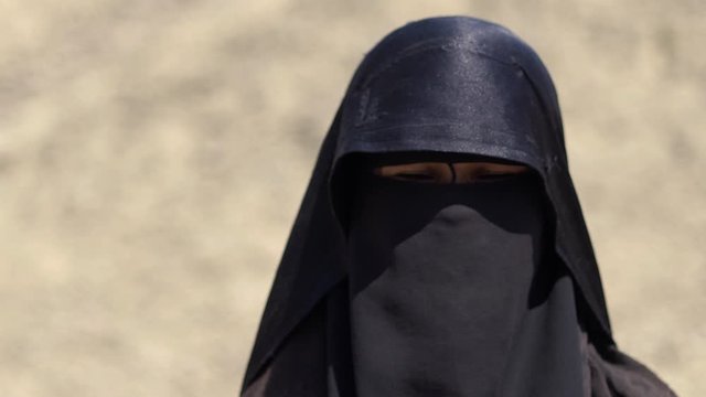 Portrait of a bedouin woman looks straight into the camera.