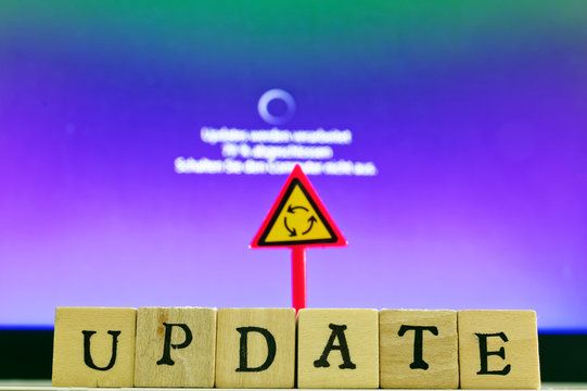 Schrift Update mit Update-Vorgang im Hintergrund bei der Konfiguration des Computers