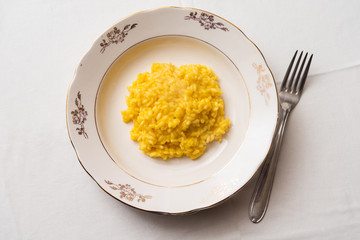 Primo piatto di risotto allo zafferano, Cucina Italiana