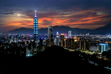 Obraz premium Piękna panorama miasta o zachodzie słońca z Tajpej Tajwan, wieżowcami, kolorowymi i żywymi światłami