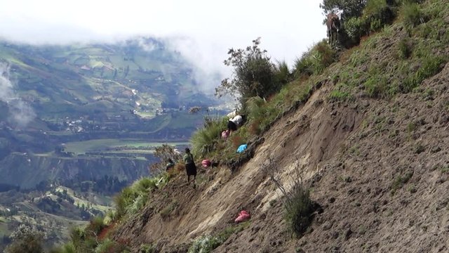 People working in the mountain - Quilotoa	