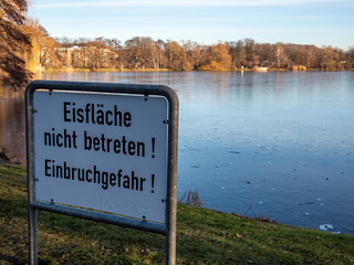 Schild Einbruchgefahr Eis