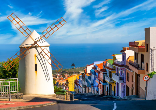 Stadtszene Teneriffa mit Windm&uuml;hle
