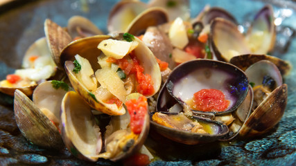 Steamed clams in garlic white wine broth