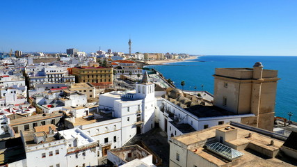 Fototapeta premium schöner Blick von der Kathedrale in Cadiz auf die weiße Stadt und das blaue Meer