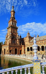 malerische vertikale Ansicht des Messepavillons in Sevilla am Plaza de Espana mit dekorativem Brückengeländer