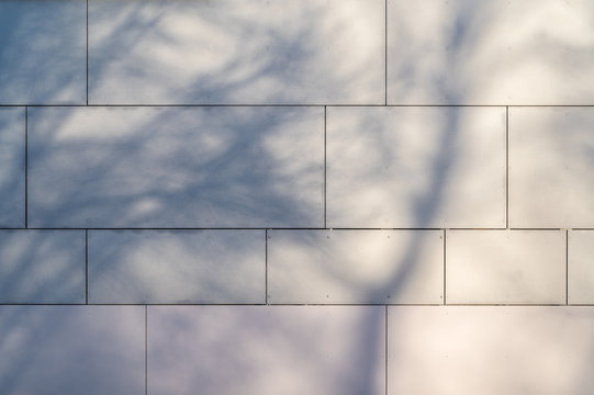 Fassade eines Geb&auml;udes verkleidet mit grauen Fassadenplatten