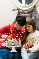 Piękne świąteczne ciasto na nowy rok i na imprezę sylwestrową przygotowane w kuchni przez mamę z córką © Beenis