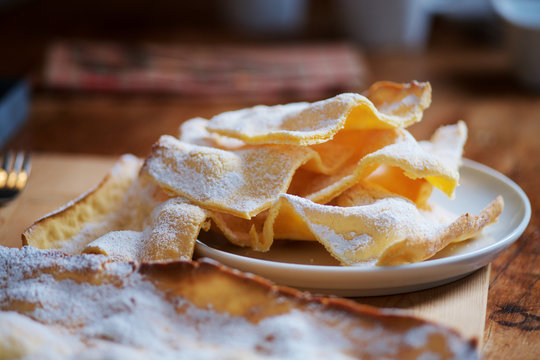 Prophetenkuchen, Huckelkuchen auf Tisch