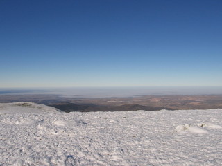 Paisaje nevado senderismo en hielo  Peñalara Madrid