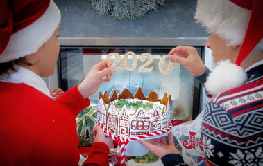 świąteczne ciasto udekorowane na nowy rok 2020 - obrazy, fototapety, plakaty