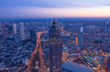 Frankfurter Messeturm bei Nacht