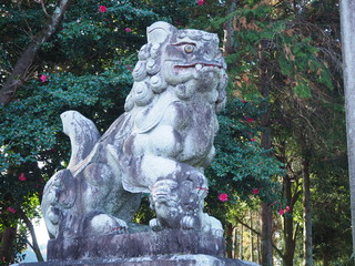  Photo of a Japanese dog god pointing to the right