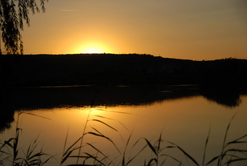 lago al atardecer