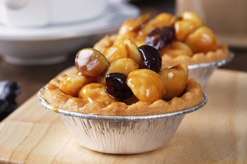Macadamia nuts tart on wooden tray