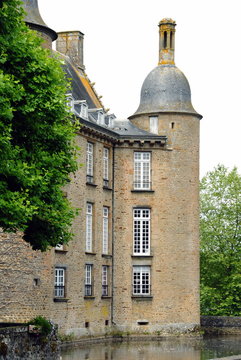 Château de Flers, une de ses tours et les douves, département de l'Orne, France