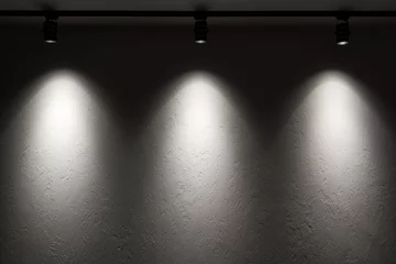 Zelfklevend Fotobehang Witte muur met spoorlicht. Schijnwerpers aan de muur. Donkere achtergrond. © Ludaiv