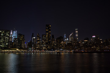 Fototapeta premium Manhattan Skyline w nocy w Nowym Jorku