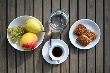 colazione servita all'aperto su di un tavolo di legno