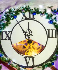 It's five minutes to twelve.A few minutes before Christmas and New year.New year's dial.