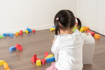 子供　おもちゃ　積み木