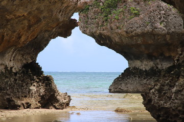 奇岩の隙間から見える海