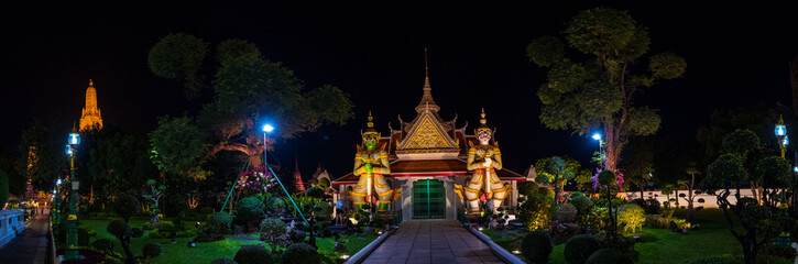 Fototapeta premium Night Scene at Wat Arun (Sunrise temple)
