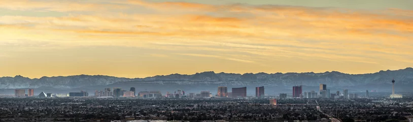 Meubelstickers Las Vegas skyline panorama en schemering © John