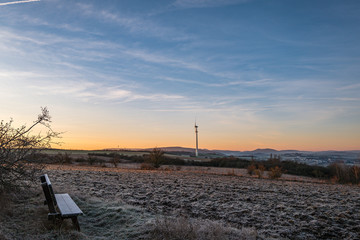 windräder an der haardt im sonnenaufgang