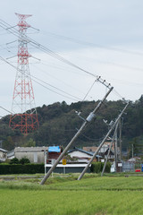 房総半島台風で傾いた電柱