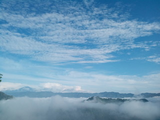 Fototapeta na wymiar Indahnya panorama alam pagi hari di puncak bangku Ciamis lagi Viral